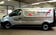 Beschriftung eines Transporters der Firma Herrmann GmbH